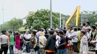 Mereka sengaja datang melihat tempat mereka selama ini tinggal untuk terakhir kalinya.