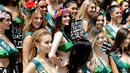 Kontestan Miss Earth 2019 berpose dalam balutan baju renang dengan pesan mereka untuk menyelamatkan Mother Earth saat sesi media di Manila, Rabu (2/10/2019). Malam final kontes Miss Earth 2019 ini akan digelar pada 26 Oktober mendatang di Filipina. (AP/Bullit Marquez)