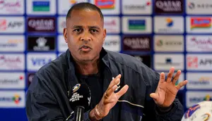 Pelatih Timnas Indonesia, Patrick Kluivert, memberikan keterangan pers di Stadion Utama Gelora Bung Karno (SUGBK) Senayan, Rabu (4/6/2025). Tim Garuda akan menghadapi China di Kualifikasi Piala Dunai 2026 yang digelar di SUGBK pada Kamis (5/6/2025) malam WIB. (Bola.com/Bagaskara Lazuardi)