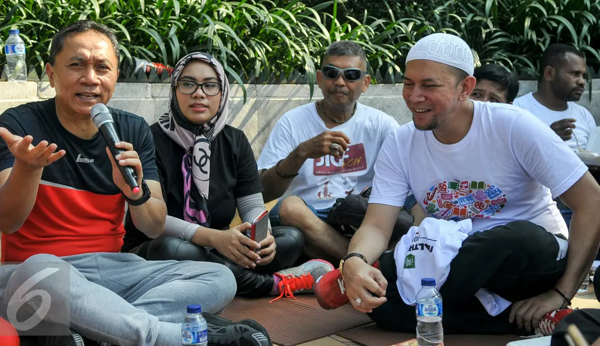 Ketua MPR RI,  Zulkifli Hasan (kiri) memberikan pemaparan saat ngobrol bareng Melek Indonesia dan 18 komunitas se-Jabodetabek di acara CFD, Jakarta, Minggu (3/4/2016). Zulkifli membahas tentang isu-isu terkini. (Liputan6.com/Yoppy Renato)