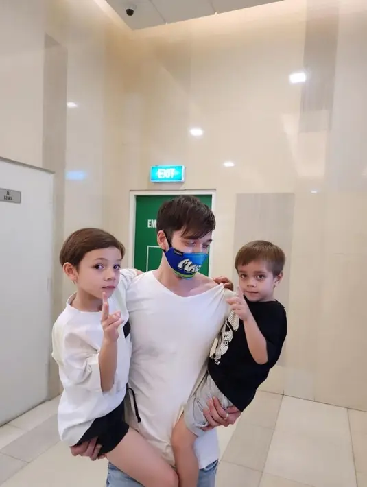 Pemain film “Kok Putusin Gue” ini buktikan hubungannya dengan anak baik-baik saja. Punya anak lagi usai menikahi Ria Andrews tak membuat Stefan William lepas diri dari dua anak dari pernikahannya dengan Celine. (Liputan6.com/IG/@stefannwilliam)