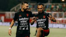 Irfan Jaya (kanan) saat mencetak gol ke gawang Malut United di ajang BRI Liga 1 2025/2026. (Alit Binawan/Bola.com)