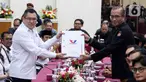 Ketua Umum Partai Perindo Hary Tanoesoedibjo menyerahkan dokumen daftar bakal calon legislatif (bacaleg) kepada Ketua Komisi Pemilihan Umum (KPU) Hasyim Asy'ari di Gedung KPU, Jakarta, Minggu (14/5/2023). (Liputan6.com/Herman Zakharia)