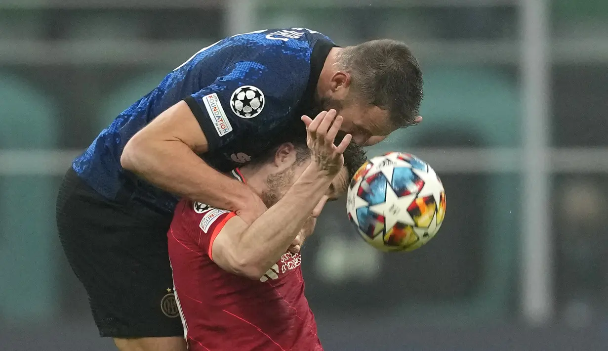 Bek Inter Milan Stefan de Vrij menyundul bola melewati penyerang Liverpool Diogo Jota pada leg pertama babak 16 besar Liga Champions di Stadion Giuseppe Meazza, Milan, Kamis dini hari WIB (17/2/2022). Melawat ke markas Inter Milan,  Liverpool menang 2-0. (AP Photo/Antonio Calanni)