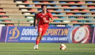 Bek Timnas Indonesia U-22, Alfeandra Dewangga menguasai bola saat menghadapi Myanmar pada laga kedua Grup A SEA Games 2023 di Olympic Stadium, Phnom Penh, Kamboja, Kamis (4/5/2023). (Bola.com/Abdul Aziz)