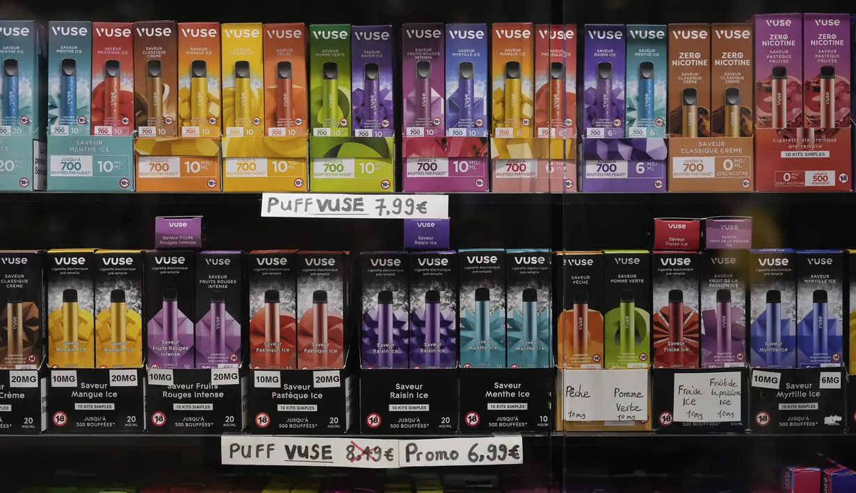 Perangkat rokok elektronik sekali pakai atau disposable pod dipajang untuk dijual di sebuah toko tembakau di Fontainebleau, selatan Paris, Prancis, Senin, 4 Desember 2023. (AP Photo/Thibault Camus)