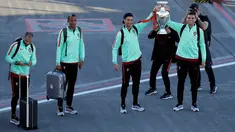Pemain sepak bola Portugal Cristiano Ronaldo dan Pepe menunjukan trofi Euro 2016 saat mereka tiba di bandara Medeira, Portugal (27/3). Ronaldo akan bermain bersama dengan timnas Portugal di kampung halamannya di Funchal. (AP Photo/Armando Franca)