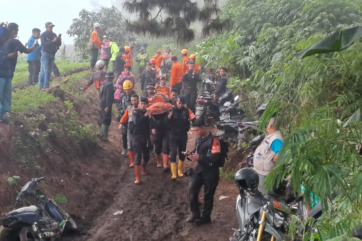 Erupsi Gunung Marapi yang terjadi pada Minggu sore 3 Desember 2023 menelan korban jiwa. Dari 75 orang yang sedang mendaki saat erupsi Gunung Merapi, sebanyak 23 orang menjadi korban meninggal dunia. Banyak kisah pilu di balik terjadinya erupsi Gunung Merapi tersebut.