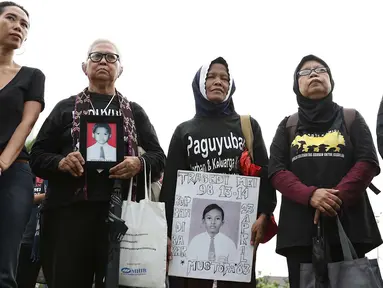 Aktivis yang tergabung dalam Jaringan Solidaritas Korban untuk Keadilan (JSKK) menggelar aksi Kamisan ke-538 di depan Istana Negara, Jakarta, Kamis (17/5). Aksi Kamisan tersebut sekaligus memeringati 20 tahun reformasi. (Liputan6.com/Immanuel Antonius)