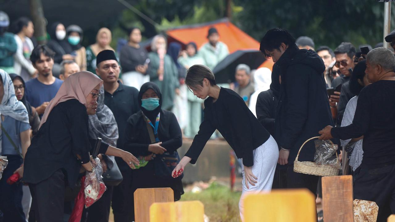 FOTO: Hujan Iringi Pemakaman Vidi Aldiano