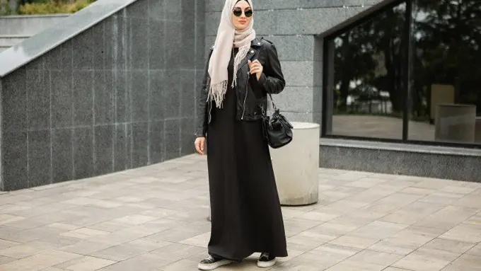 Ilustrasi Gamis Hitam (Credit: marymarkevich/freepik)