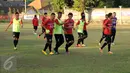 Sejumlah pesepakbola Bali United berlari kecil saat latihan jelang laga perdana turnamen Piala Presiden 2015 di Lapangan Trisakti, Legian, Bali, Sabtu (29/8/2015). Bali United akan berlaga di Grup C Piala Presiden 2015. (Liputan6.com/Helmi Fithriansyah)