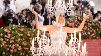 Gaya nyentrik Katy Perry di Met Gala 2019. (Jamie McCarthy / GETTY IMAGES NORTH AMERICA / AFP)