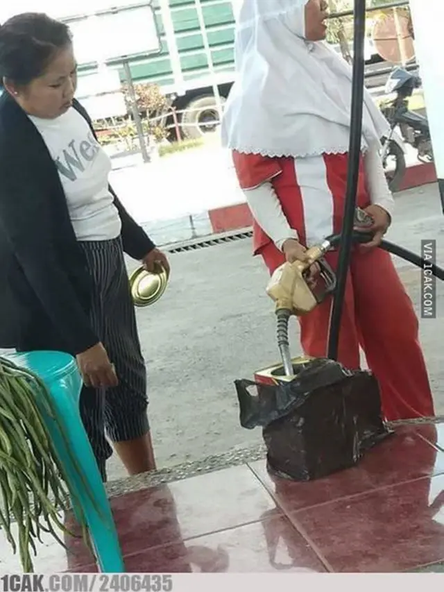 Wadah Nyeleneh Saat Isi Bensin di SPBU Ini Kocak Abis, Cuma Di Indonesia