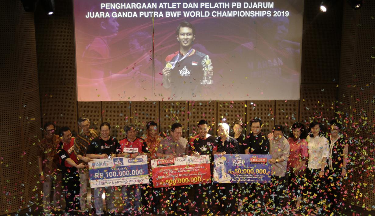 Atlet bulutangkis Indonesia, Mohammad Ahsan, saat menerima bonus dari Drarum Foundation di Galeri Indonesia Kaya, Jakarta, Rabu (4/9). Djarum Foundation beri bonus Rp 550 juta untuk Ahsan. (Bola.com/Yoppy Renato)