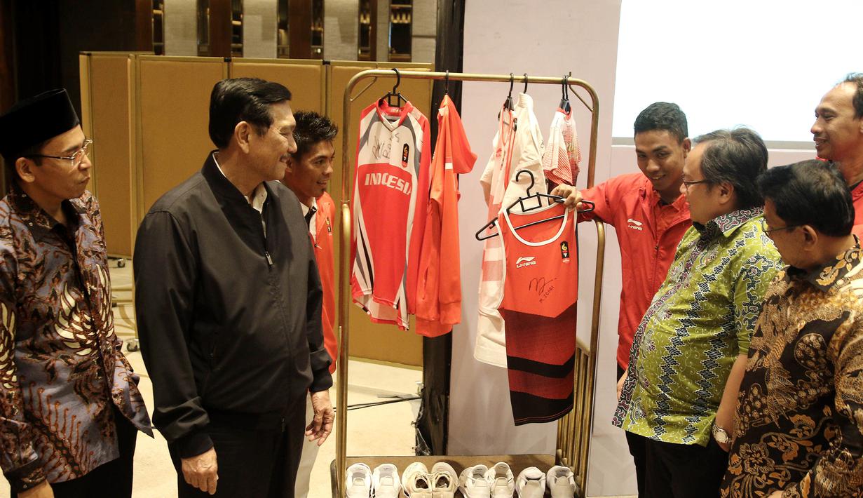 Gubernur NTB, TGB Muhammad Zainul Majdi, Menko Kemaritiman Luhut Panjaitan, Menteri PPN/ Bappenas Bambang Brodjonegoro dan Jendral TNI (Purn) Moeldoko melihat barang atlet saat penggalangan dana di Jakarta, Jumat (14/9). (Liputan6.com/Herman Zakharia)