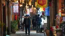Sejumlah orang mengunjungi jalan tua di Kota Kuno Zhongshan jelang perayaan Tahun Baru Imlek di Distrik Jiangjin, Chongqing, China, Jumat (17/1/2020).  (Xinhua/Liu Chan)