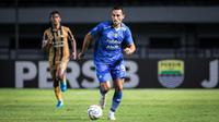 Pemain Persib Bandung, Ezra Walian (kanan), mengontrol bola dalam pertandingan lanjutan pekan ketiga BRI Liga 1 2023/2024 melawan Dewa United yang berlangsung di Stadion Gelora Bandung Lautan Api, Jawa Barat, Jumat (14/7/2023). (Bola.com/Bagaskara Lazuardi)