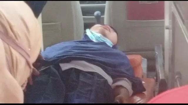 Seorang pelajar pingsan saat ikut vaksinasi BIN Sulawesi Tenggara.(Liputan6.com/Ahmad Akbar Fua)