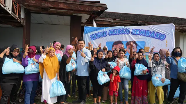 Ketua Dewan Pembina Barisan RFG Reza Fahlevi tengah membagikan paket tebus murah sembako di Aria Putra, Ciputat, Tangerang Selatan, Banten. (Istimewa)