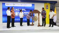 Direktur Jenderal (Dirjen) Dukcapil Teguh Setyabudi memukul gong saat pembukaan acara Dukcapil Goes to Campus ke Universitas Gadjah Mada (UGM), Yogyakarta, Selasa (2/5)/Istimewa.