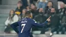 Gol PSG dicetak melalui tendangan dari luar kotak penalti yang dilakukan Kylian Mbappe dan aksi Nuno Mendes di menit 69. (AP/Antonio Calanni)