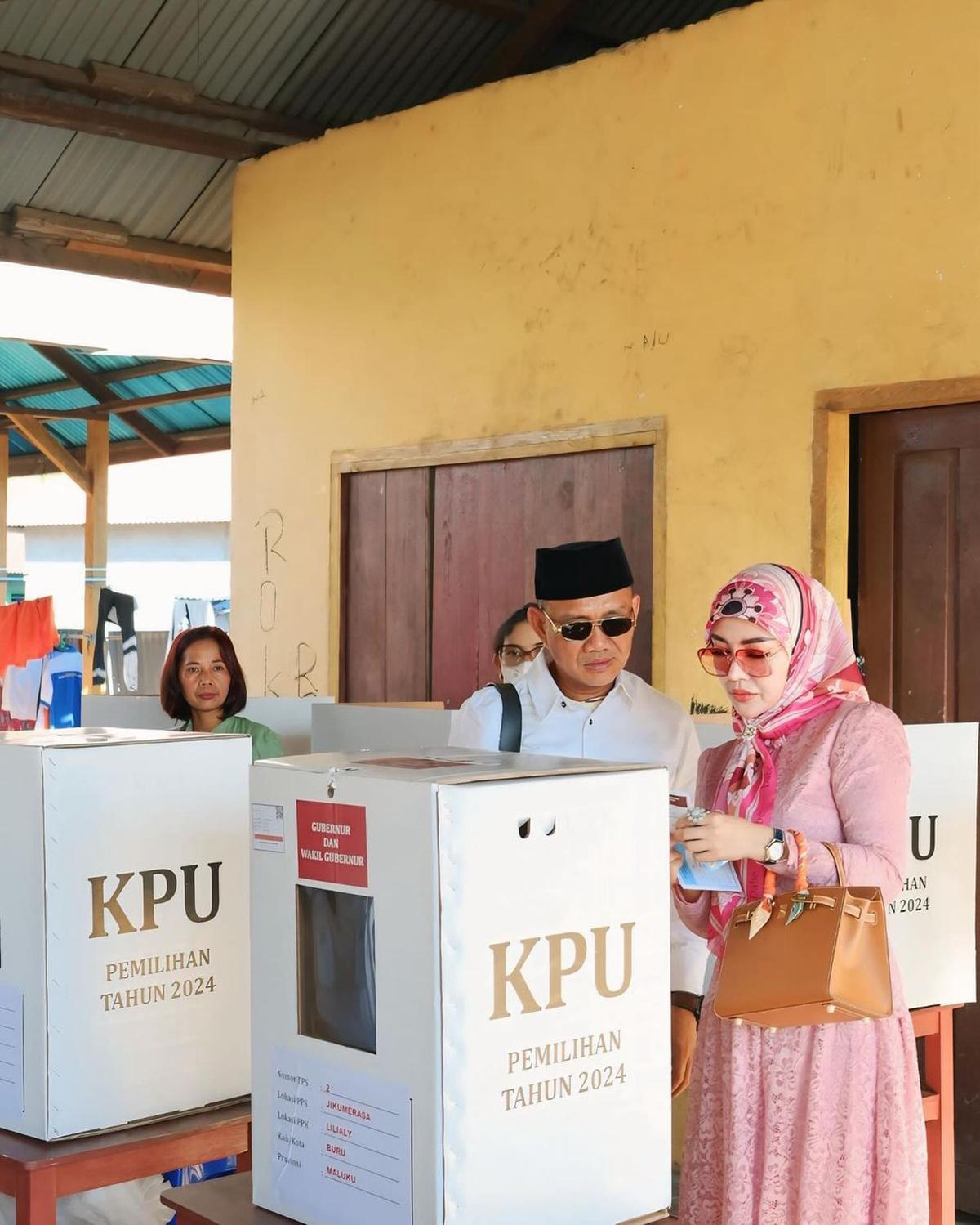 Potret Bella Shofie Nyoblos Pilkada Temani Suami Mencalonkan sebagai Bupati Kabupaten Buru