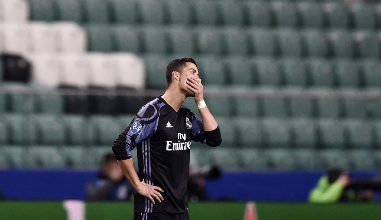 Bintang Real Madrid, Cristiano Ronaldo terlihat kecewa usai bermain imbang melawan Legia Warszawa pada laga grup F Liga Champions di Stadion Polish Army, Warsawa, Polandia (2/11/2016). (AFP/Odd Andersen)