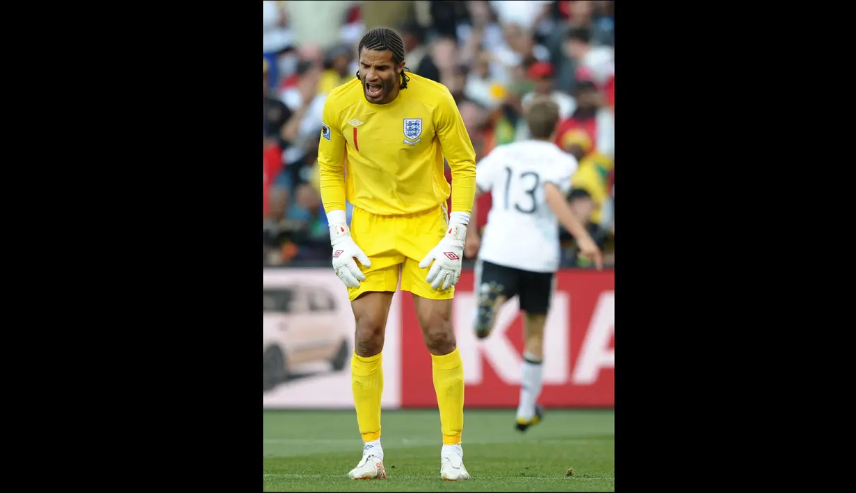 <p>David James. Mantan kiper Portsmouth tersebut mengalami cedera otot bahu yang disebabkan memancing ikan emas raksasa. (AFP/Paul Ellis)</p>