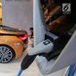 Teknologi fast charging pada mobil listrik BMW i8 Roadster dipamerkan dalam GIIAS 2019 di ICE BSD, Tangerang, Jumat (19/7/2019). Konsumsi bahan bakar gabungan dalam siklus pengujian kendaraan plug in hybrid adalah 47,6 km/liter, ditambah 14.5 kWh energi listrik per 100 km. (Liputan6.com/FeryPradolo)