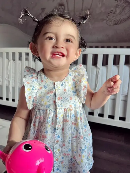 Saking cantiknya, Guzel kerap kali disebut little princess oleh netizen. Selain cantik, Guzel juga kerap kali menggemaskan di setiap harinya [Instagram/guzelimalisyakieb]