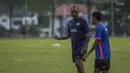 Pelatih Selangor FA, Pachaiappan Maniam, memberi instruksi kepada Evan Dimas saat latihan di Lapangan SUK, Selangor, Sabtu (3/2/2018). Selangor FA bersiap jelang laga perdana Liga Super Malaysia melawan Kuala Lumpur FA. (Bola.com/Vitalis Yogi Trisna)
