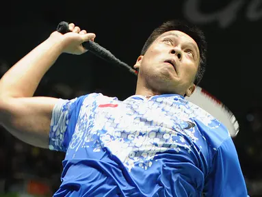 Legenda bulu tangkis Indonesia Markis Kido memukul kok saat melawan Koo Kien Keat dan Tan Boon Heong dari Malaysia pada final bulu tangkis ganda putra Asian Games ke-16 di Guangzhou pada 20 November 2010. Markis Kido meninggal dunia pada Senin, 14 Juni 2021 di usia 36 tahun. (LIU JIN/AFP)