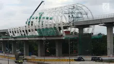 Pekerja mengerjakan proyek Halte Light Rail Train (LRT) Jakarta-Bogor-Depok-Bekasi (Jabodebek) di Jakarta Timur, Rabu (26/12). PT Adhi Karya Tbk tengah menyeselaikan detail engineering design proyek LRT Jabodebek tahap kedua. (Merdeka.com/Imam Buhori)