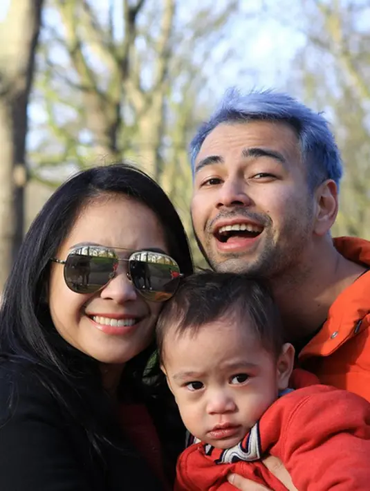 "Rambut kulit gua nggak kuat, jadi cepet rontok. Gua orangnya nggak terlalu rapi ngerawat rambut, jadi kalau udah diwarnain gitu harusnya seminggu dua minggu dirawat gitu," ucap Raffi Ahmad. (Instagram/raffinagita1717)