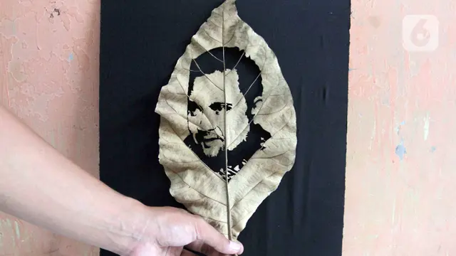 FOTO: Menyulap Daun Jati Kering Jadi Media Lukis Bernilai Seni