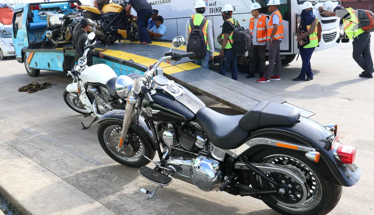 Sejumlah motor gede (moge) sitaan KPK dari Bupati Hulu Sungai Tengah (HST) nonaktif Abdul Latif tiba di Pelabuhan Tanjung Priok, Jakarta, Senin (19/3). KPK membawa aset sitaan ini untuk kepentingan pembuktian perkara. (Liputan6.com/Angga Yuniar)