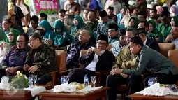 Ketua MPR Zulkifli Hasan bersama Ketua Umum PKB Muhaimin Iskandar, Menteri Ketenagakerjaan Hanif Dhakiri, Eko Sandjojo menghadiri HUT ke-17 Fraksi PKB DPR di Komplek Parlemen, Senayan, Jakarta, Rabu (12/10). (Liputan6.com/Johan Tallo)