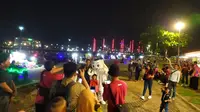 Maskot Piala Dunia La'eeb mengunjungi&nbsp;Taman Lego, Makassar, pada Sabtu (5/11/2022). Warga nampak antusias menyaksikan kehadiran karakter berwarna putih tersebut. (Istimewa)