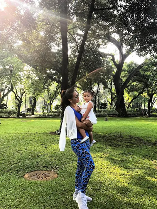 Ayana Rose Werner, Byron Benjamin Werner, dan Tigerlily Grace Werner, tak hanya diajarkan bahasa Indonesia dan bahasa Inggris oleh sang ibu, mengingat kedua bahasa itu telah mereka dapatkan juga di  sekolah. (Instagram/indahkalalo)