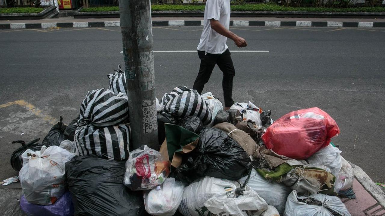 Daerah Istimewa Yogyakarta (DIY) menghadapi darurat sampah setelah Tempat Pembuangan Akhir (TPA) Piyungan ditutup sementara. 

Penutupan TPA tersebut membuat sampah menumpuk di mana-mana. Mulai dari trotoar, bahkan hampir menutupi jalan.