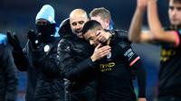 Manajer Manchester City Pep Guardiola (kiri) memeluk Gabriel Jesus usai pertandingan menghadapi Burnley pada Liga Inggris di Turf Moor, Burnley, Inggris, Selasa (3/12/2019). The Citizens mencukur Burnley 1-4, Gabriel Jesus mencetak dua gol. (Martin Rickett/PA via AP)