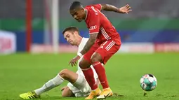 Gelandang Bayern Munchen, Douglas Costa, berebut bola dengan bek Duren Merzenich, Jannis Becker, pada laga DFB Pokal di Stadion Allianz Arena, Jumat (16/10/2020) dini hari WIB. Bayern Munchen menang 3-0 atas Duren Merzenich. (AFP/Christof Stache)