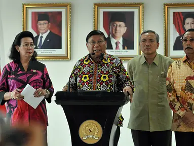 Wakil Ketua DPD, Farouk Muhammad (kedua kiri) saat konferensi pers tentang GBHN di Senayan, Jakarta, Selasa (12/1/2016). DPD mendukung ide pengaktifan kembali GBHN oleh Megawati Soekarno Putri dalam Rakernas PDIP. (Liputan6.com/Johan Tallo) 