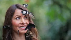 Wajah seorang wanita bernama Jessie dihiasi kupu-kupu saat berpose dalam sesi foto di Wisley Gardens, Inggris (12/1). Lebih dari 50 spesies kupu-kupu eksotis terbang bebas ditempat ini. (AP Photo / Frank Augstein)