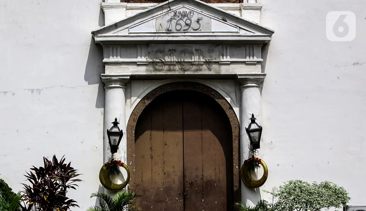 Pintu Gereja Sion yang berada di sudut Jalan Pangeran Jayakarta, Taman Sari, Jakarta Barat, Jumat (23/12/2022). Gereja Sion atau dikenal juga dengan nama Portygeesche Buintenkerk yang usianya mencapai 326 tahun. Namanya Gereja Portugis, bukan berati didirikan oleh orang Portugis, melainkan orang Belanda. Setelah Indonesia Merdeka, Portugreesche Buitenkerk berganti nama menjadi Gereja Portugis. (Liputan6.com/Johan Tallo)