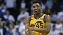 Pebasket Utah Jazz, Donovan Mitchell, melakukan selebrasi saat melawan Oklahoma City Thunder pada gim kedua play-off NBA Wilayah Barat, Rabu (18/4/2018). Jazz menang 102-95 atas Thunder. (AP/Sue Ogrocki)