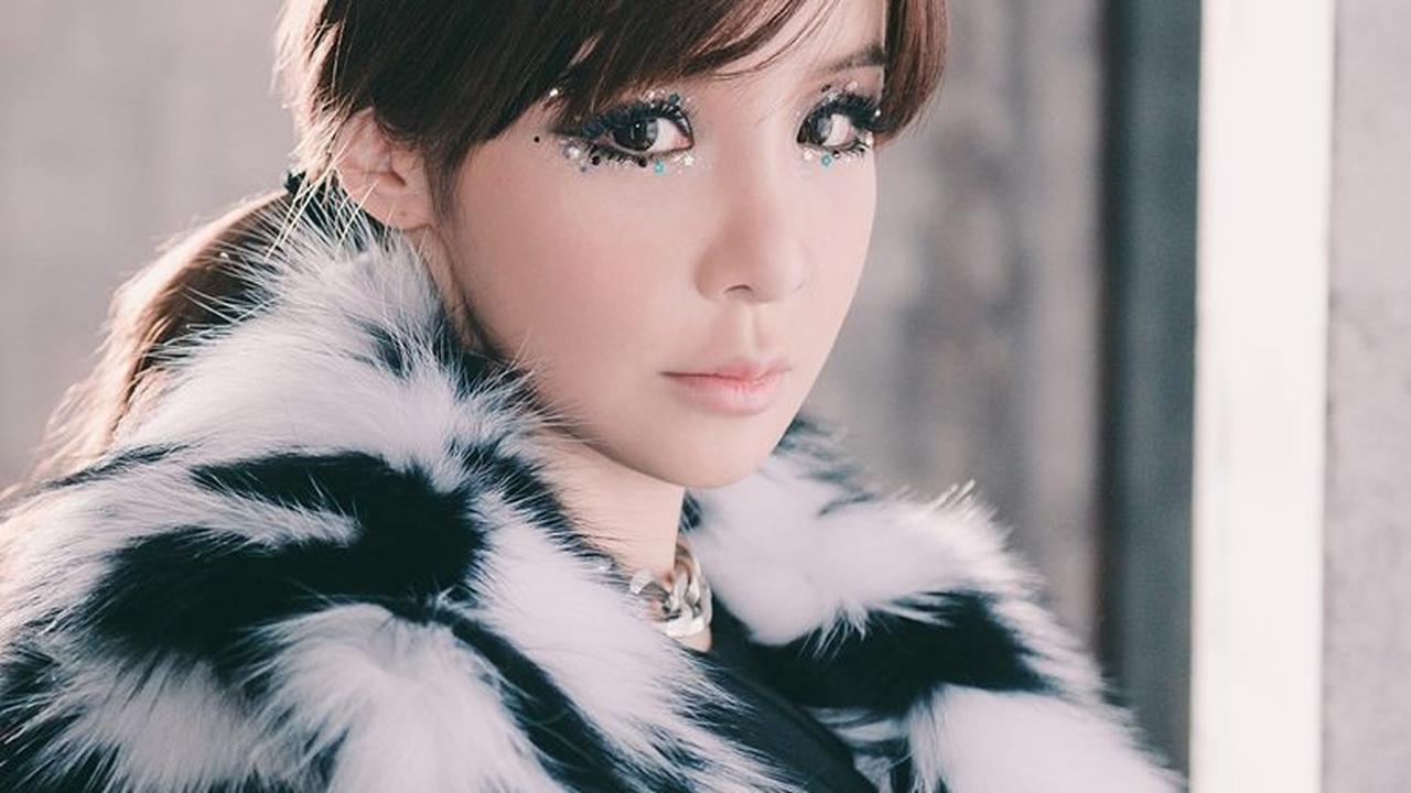 Kalau kamu suka penampilan Park Bom yang mana? Awal karir? Saat penampilannya bak boneka Barbie? atau justru yang sekarang? Kita doakan saja ya Park Bom selalu sehat setelah melakukan banyak prosedur operasi plastik.