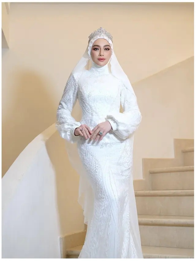 5 Potret Celine Evangelista Bak Pengantin Dibalut Busana Putih, Hadiri FFWI 2025