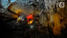 Pemandangan dalam Gua Lowo di Desa Watuagung, Kecamatan Watulimo, Trenggalek, Jawa Timur, Rabu (30/8/2023). Gua yang ditemukan pada tahun 1931 ini memiliki panjang 2 Km, namun yang baru bisa dinikmati pengunjung sepanjang 895 meter. (merdeka.com/Arie Basuki)